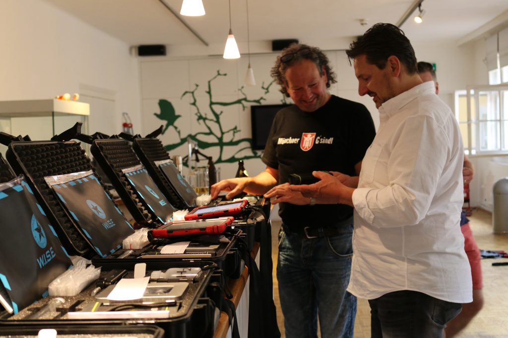 Personen stehen vor Actionspack´s