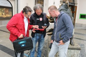 Personen lösen ein Rätsel