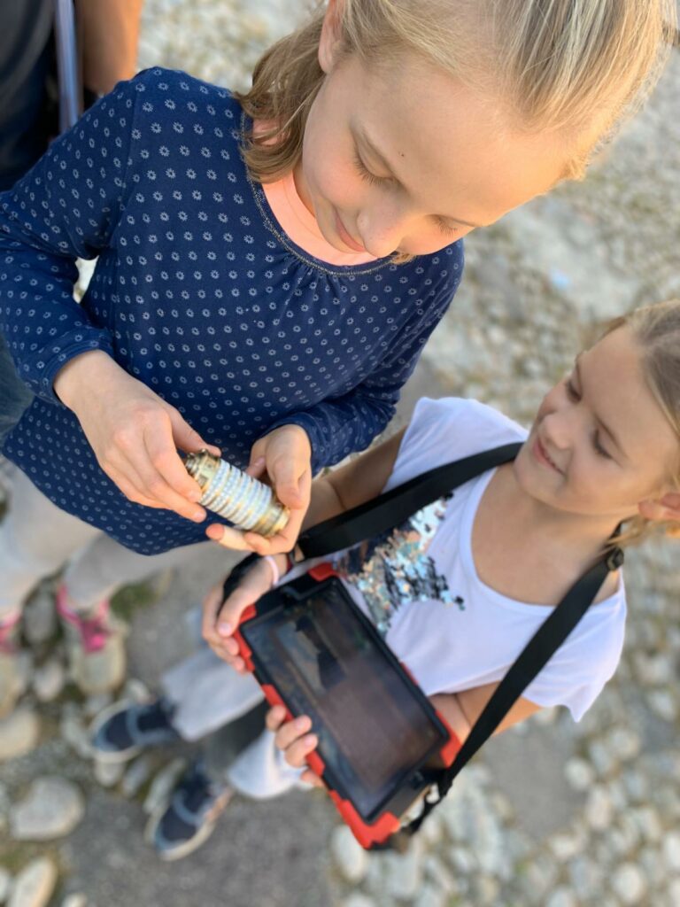 2 Mädchen decken ein Rätsel auf