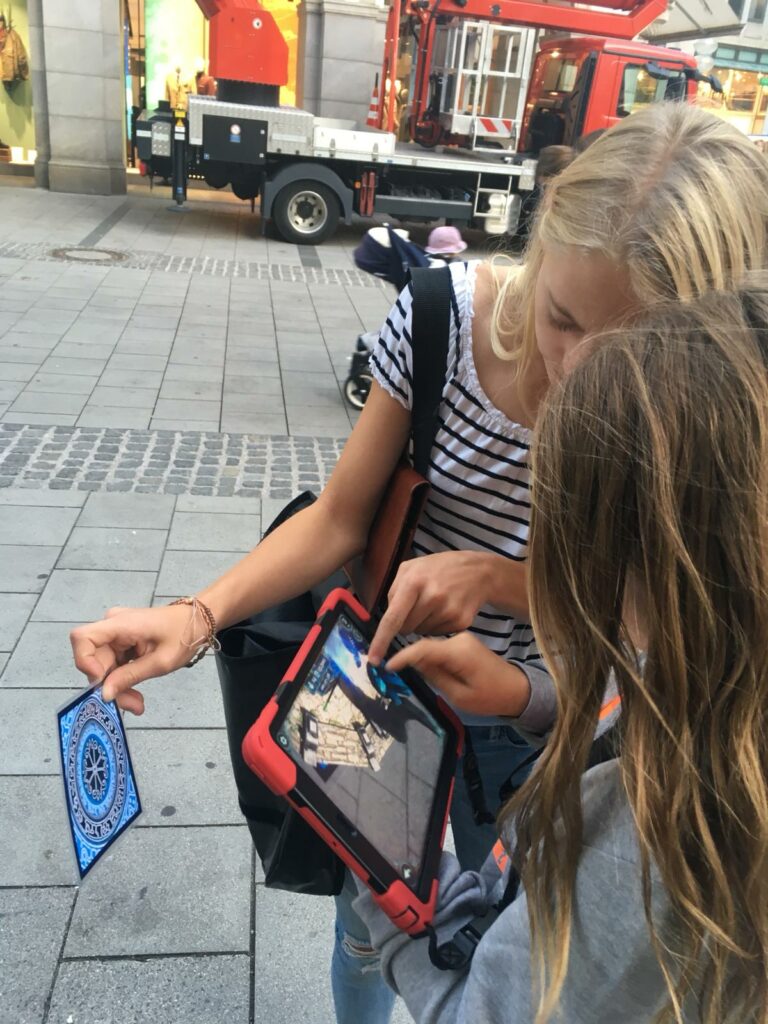 zwei Kinder lösen ein augmented reality Rätsel