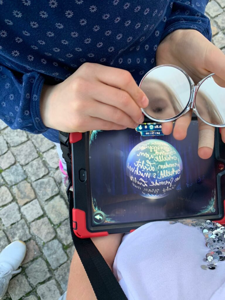 Spieler lösen mittels Spiegel ein Rätsel