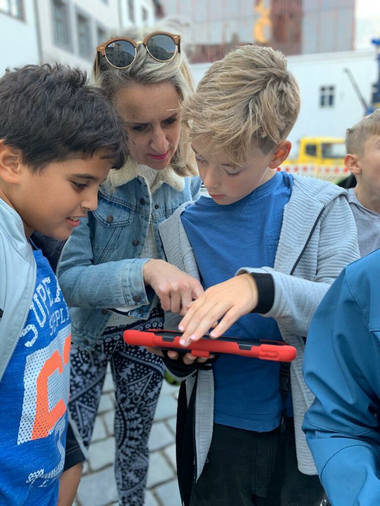Personengruppe löst Rätsel am iPad