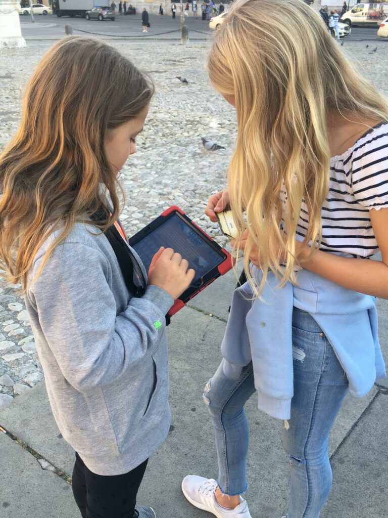 Kinder lösen Fassadenrätsel an der Bayrischen Staatsoper