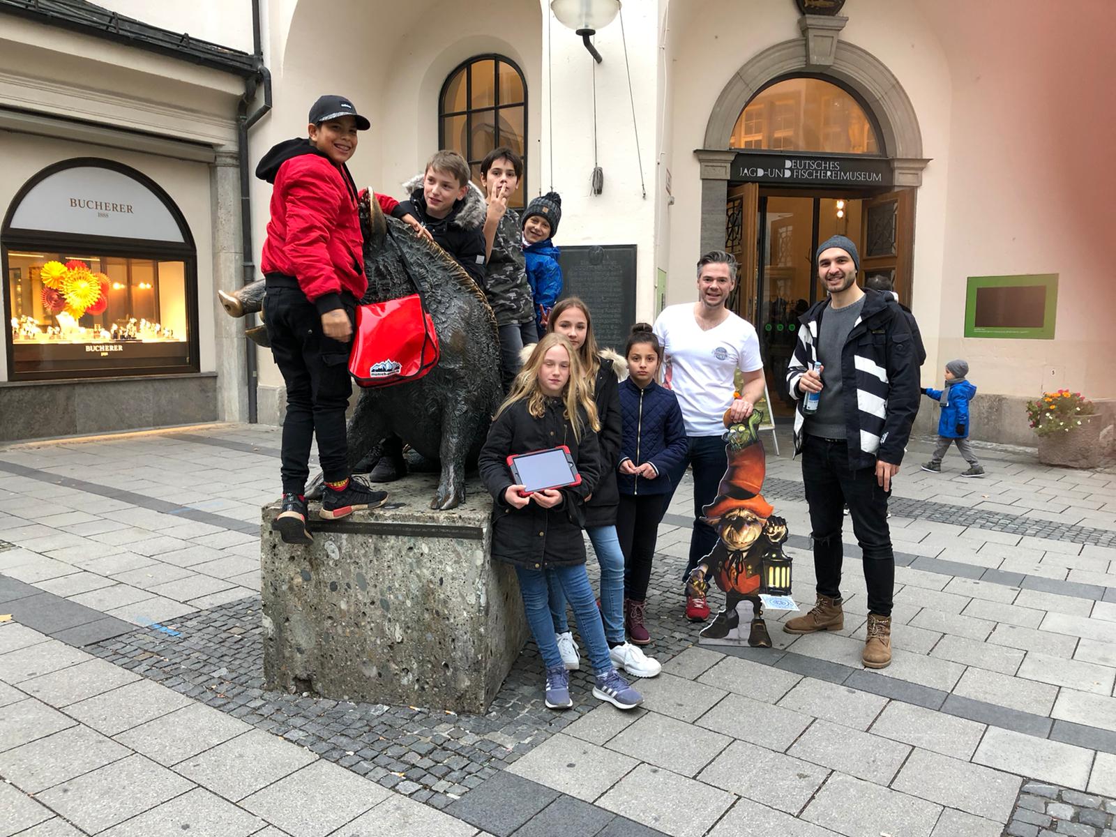 Gruppenfoto einer Schulklasse vor dem Museum